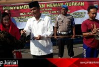 Kapolres Kudus didampingi ketua Bhayangkari  memberikan seekor kerbau kepada panitia Qurban Polres Kudus (Foto : istimewa) 