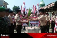 Harso Widodo Camat Mejobo menyerahkan Tunas Kelapa kepada Andreas WS Camat Jati untuk kemudian di bawa ke kantor Kwarcab Kudus di Jln Lukmonohadi (Foto : istimewa) 