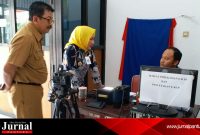 Plt Bupati Kudus Riena Retnoningrum di dampingi Asisten I Sekda, Agus Budi Satrio melakukan pengecekan layanan perekaman Ektp dikantor kecamatan (Foto : istimewa) 