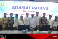 Sekda Kudus Sam'ani Intakoris, Kepala Diskominfo beserta OPD terkait menerima kunjungan tim penilai KIP Jateng di ruangan Command Center Diskominfo (foto : istimewa)
