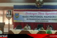 Staf Ahli Bupati Kudus bidang Keuangan dan SDM membuka Bintek Protokoler Bagi Protokoler Mandiri di Aula Setda Kudus Lt 4 (Foto : Aik) 