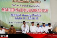 Bupati kudus HM Tamzil didampingi Wakil Bupati M Hartopo serta sesepuh kota Kudus Soedarsono mengikuti rangkaian kegiatan di Masjid Agung Kudus (Foto : Aik) 