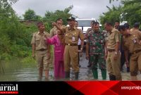 Saat kunjungi Tanggul SWD I, Bupati Kudus melihat dari dekat kondisi Desa Setrokalangan, Kecamatan Kaliwungu yang merupakan Desa rawan banjir (Foto : Aik) 