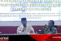 Bupati kudus Muhammad Tamzil didampingi 
Kapala Kanwil VI BTN Jateng DIY Nuryanti sebelum penandatanganan perjanjian antara Pemkab Kudus dan BTN Cabang Kudus (Foto : Aik) 