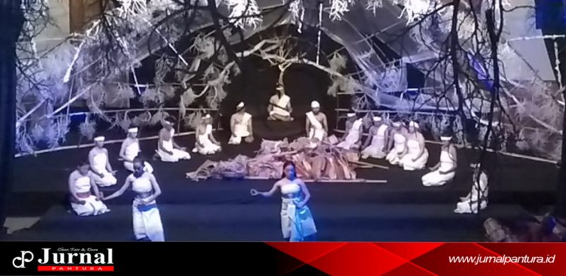 Salah satu cuplikan penampilan dalam pentas Teater Persembahan Komonitas Seni Samar (Foto : Aik) 
