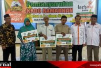 Penerima Kado Ramadhan dari Lazis Mu Kudus, terdiri dari Marbot dan Penjaga Sekolah (Foto : Aik) 