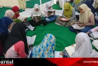 Siswi SMP Negeri 1 Kudus sedang Tadarusan Alquran ((Foto : istimewa) 