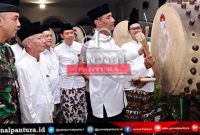 Bupati kudus Muhammad Tamzil menabug bedug di serambi Masjid Agung Kudus (Foto : istimewa) 