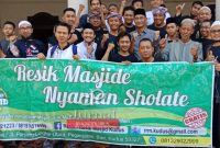 Setelah Resik Resik Masjid, Angggota RRM berfoto dengan Bupati Kudus Muhammad Tamzil (Foto:Istimewa)