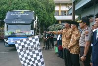 Bupati Kudus Muhammad Tamzil didampingi Forkopimda kudus melepas keberangkatan CJH Kloter 64 (Foto:Istimewa)