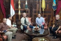 Kedatangan Gubernur Jawa Tengah Ganjar Pranowo ke Pendopo Kabupaten Kudus di sambut Wakil Bupati Kudus Muhammad Hartopo dan Sekretaris Daerah kabupaten kudus Sam'ani Intakoris (Foto:Aik)