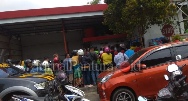 Penemuan jenazah di Toilet SPBU Jl Ahmad Yani menjadi tontonan warga (Foto:Istimewa)