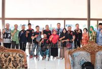 Anggota perwakilan FKDK berfoto bersama Plt Bupati Kudus dan SKPD terkait (Foto:Aik)