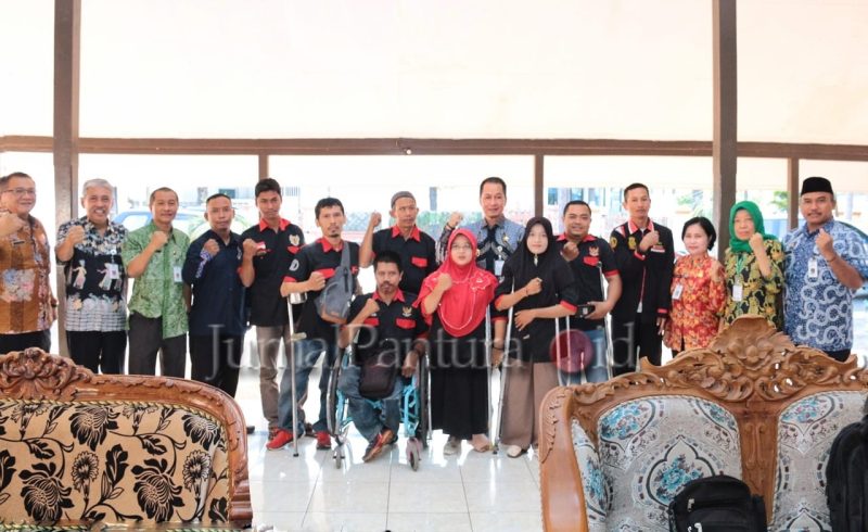 Anggota perwakilan FKDK berfoto bersama Plt Bupati Kudus dan SKPD terkait (Foto:Aik)