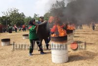 Salah satu siswi peserta pelatihan sedang berusaha memadamkan api dengan karung basah (Foto:Aik)