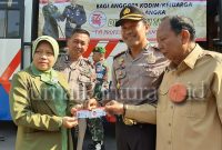 Endang sapardijatun Istri salah satu Perwira Kodim 0722 menunjukkan SIM baru, bersama Kapolres kudus AKBP Saptono dan KBO Lantas Iptu Upoyo (Foto:Aik)
