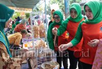Rombongan TP PKK kabupaten kudus yang dipimpin Mawar Hartopo mengunjungi Pasar Santic (Sunday Morning Reduce Plastic). (Foto:Istimewa)
