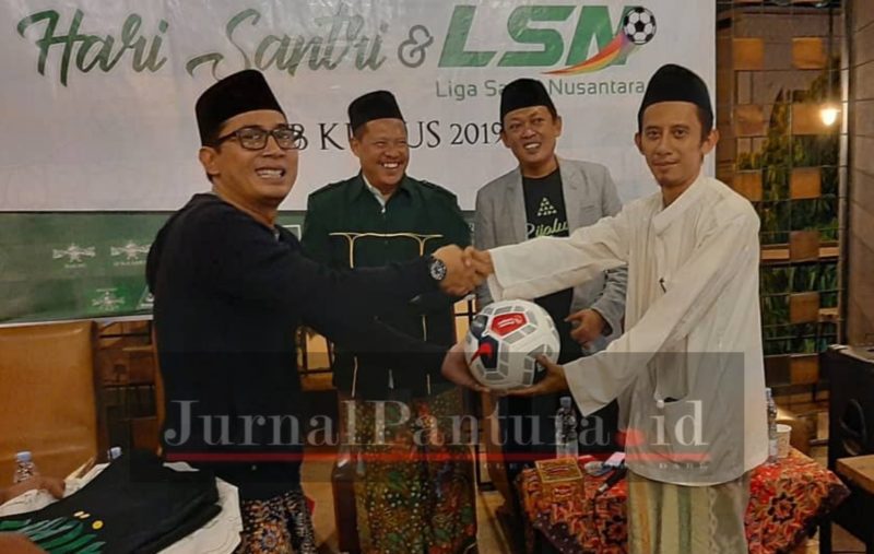 Penyerahan bola dari ketua KONI Kudus kepada Ketua RMI Kudus, menandai di gelarnya Liga Santri Nusantara Kabupaten Kudus (Foto:Aik)