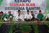 Abdul Kadir Karding Ketua Alumni Perikanan Undip dihadapan para santri mengatakan, bahwa konsumsi ikan di Indonesia masih di angka sekitar 45 kilogram per tahun. (Foto:J19)