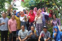 Para aktivis penggerak Kampung Loungsie memiliki arti Kampung dengan Lorong, Sehat, Hijau, dan Indah. Yang diwujudkan dalam giat bersama penanaman sayur mayur, perikanan, tumbuhan bunga, pembuatan biopori, pengelolaan sampah, serta pengomposan (Foto:Istimewa)