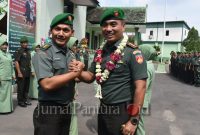 Letkol Arh Mohamad Ufiz Dandim Demak bersama bersama Letkol Inf Abi Kusnanto Dandim Demak lama (Foto:Istimewa)
