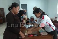 Salah satu buruh di Pabrik Rokok di Kabupaten Kudus sedang menerima upah (Foto:Aik)