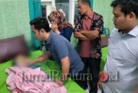 Korban tenggelam di Pantai Bondo, di periksa dokter Puskesmas Bangsri (Foto:Istimewa)
