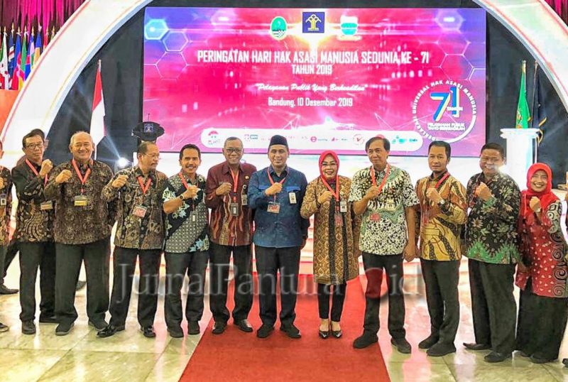 Plt Bupati Kudus M Hartopo menerima penghargaan Kabupaten peduli HAM (Foto:Istimewa)