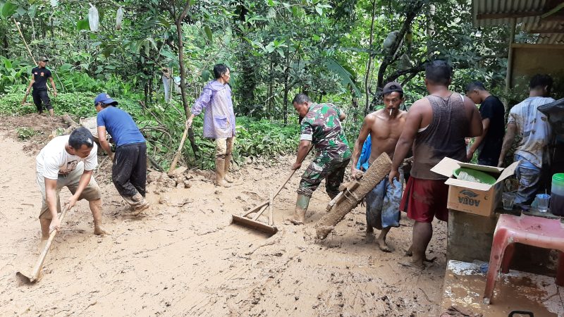 Warga Desa Kajar dibantu Relawan dan Anggota TNI sedang melaksanakan kerja bakti membersihkan longsoran tanah yang menimpa rumah warga (Foto:J02)