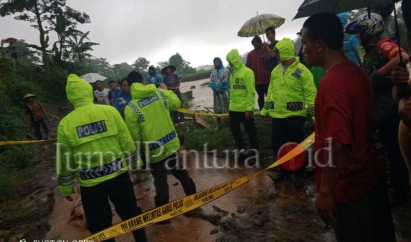 Anggota kepolisian bersama tim medis memeriksa jenazah yang ditemukan di Jl Desa Pendem, Kembang, Jepara (Foto:J02)
