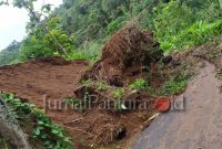 Matrial longsoran menutup sebagian jalan penghubung antara Desa Colo dengan Desa Kuwukan, Kecamatan Dawe, Kudus (Foto:J02)