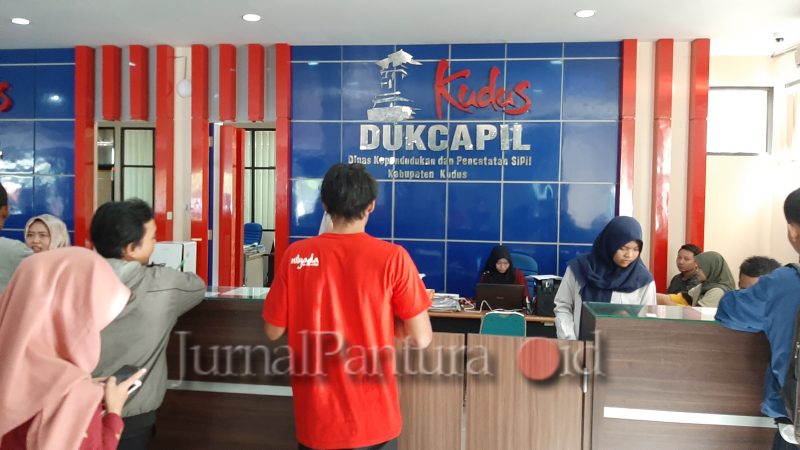 Ilustrasi. Warga Kudus memanfaatkan pelayanan di Dinas Dukcapil (Foto:J02)