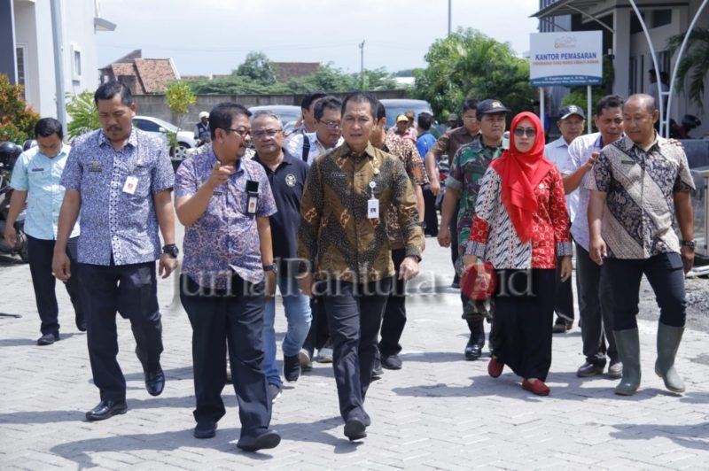 Didampingi Asisten Sekretaris Daerah, Kepala Dinas terkait, Plt Bupati Kudus M Hartopo kunjungi lokasi tukar guling di Desa Kedungdowo (Foto:J02)