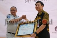 Direktur RS Mardirahayu Dokter Pujianto terima penghargaan dari Kepala Jasa Raharja Wilayah Pati Diki Ginanjar (Foto:J02)