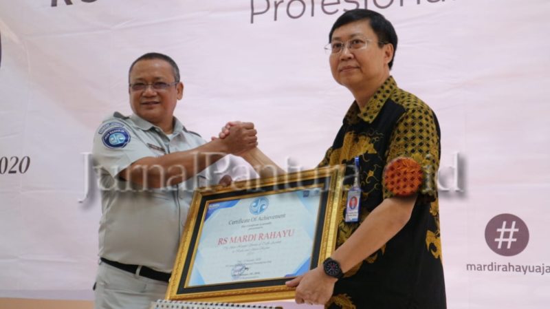 Direktur RS Mardirahayu Dokter Pujianto terima penghargaan dari Kepala Jasa Raharja Wilayah Pati Diki Ginanjar (Foto:J02)