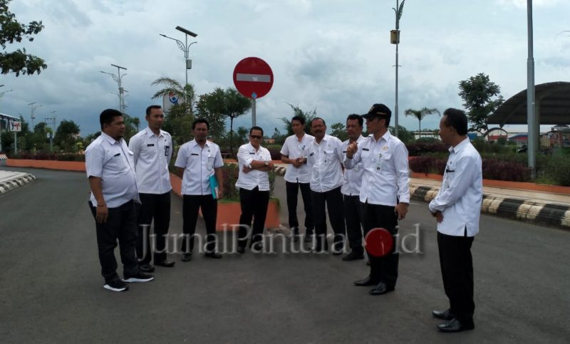 Saat sidak, Plt Bupati Kudus M Hartopo perintahkan dinas terkait untuk membuat pintu masuk dan keluar di lokasi Balai Jagong Wergu Wetan (Foto:J02)