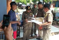 Kepala Satpol PP kudus Djati Solechah di lokasi bangunan liar (Foto:J02)