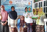 Secara simbolis ketua DPP Perempuan Tani HKTI Jawa Tengah memberikan telur gratis kepada warga (Foto:J02)