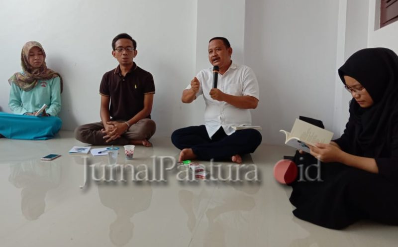Acara diskusi dan bedah buku di pandu oleh Dzawata Afnan dari  Books On Wheels Demak (Bow_Dem) menghadirkan pembicara Marwan Sarbini,  Pemerhati Literasi yang juga anggota DPRD Demak (Foto:J02)