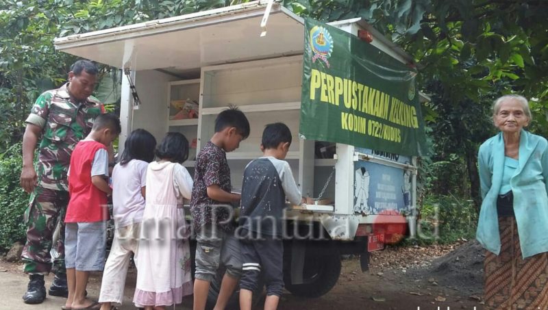 Perpustakaan Keliling Kodim Kudus menjadi favorit masyarakat sekitar lokasi TMMD (Foto:Istimewa)