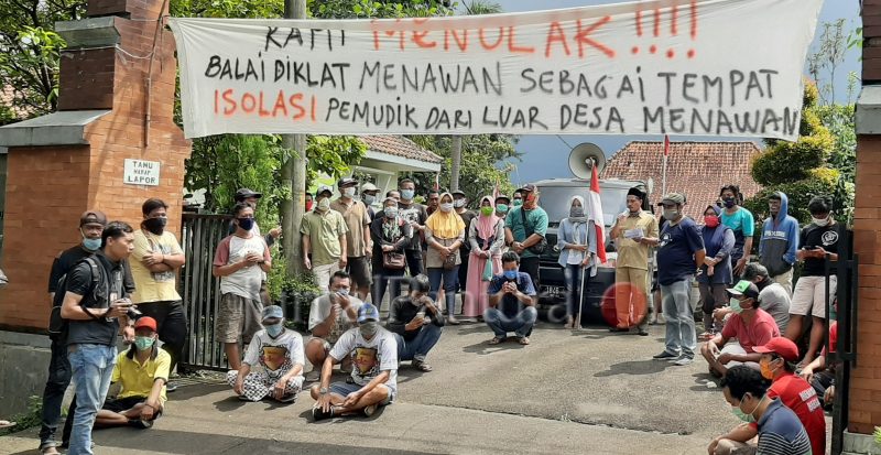 Setelah berjalan kaki, perwakilan warga Desa Menawan melakukan orasi di depan Balai Diklat Sonya Warih (Foto:J02)
