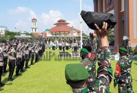 Anggota Kepolisian dan TNI menunjukkan First Aid Kit Covid-19 (Foto:J02)