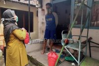 Bantuan Sosial dari Si Kaya Bantu Si Miskin di serahkan dari Lurah Wergu Kulon kepada warga terdampak langsung Corvid-19 (Foto:J02)