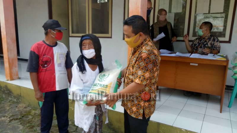 Pentasyarufan zakat kepada Fakir Miskin oleh Baznas di Kelurahan Wergu Wetan (Foto:J02)