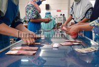 Buruh PT Djarum sedang menghitung uang THR 2020 (Foto:J02)