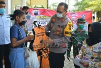 Wakapolres Demak Kompol Ahmadi saat menyerahkan bingkisan untuk anak Papua di Kabupaten Demak (Foto:Istimewa)