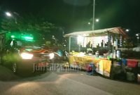 Mobil Patroli Satpol PP Kudus berkeliling mengingatkan para PKL dan pengunjung di Balai Jagong Wergu Wetan untuk mematuhi protokol kesehatan (Foto:J02)