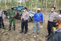 Kapolsek Karangawen AKP Ujang Lisyono bersama Babinsa, Bhabinkamtibmas dan Perhutani menggelar operasi gabungan mencegah kebakaran hutan (Foto: Pendim)