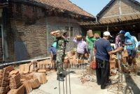 Babinsa Desa Bonangrejo Koramil Bonang Kodim Demak, Koptu M.Yusuf melaksanakan karya bakti bantu mengangkut bahan bangunan rumah (Foto:Pendim)