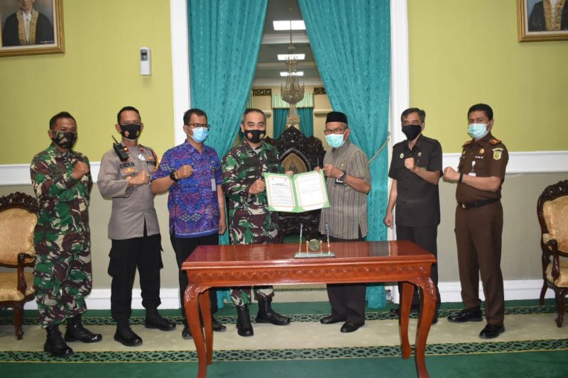 Penyerahan Naskah Serah Terima Program TNI Manunggal Membangun Desa (TMMD) Sengkuyung Tahap III Tahun 2020 oleh Bupati Demak M Natsir kepada Komandan Kodim 0716/Demak Letkol Arh M Ufiz (Foto:Istimewa)